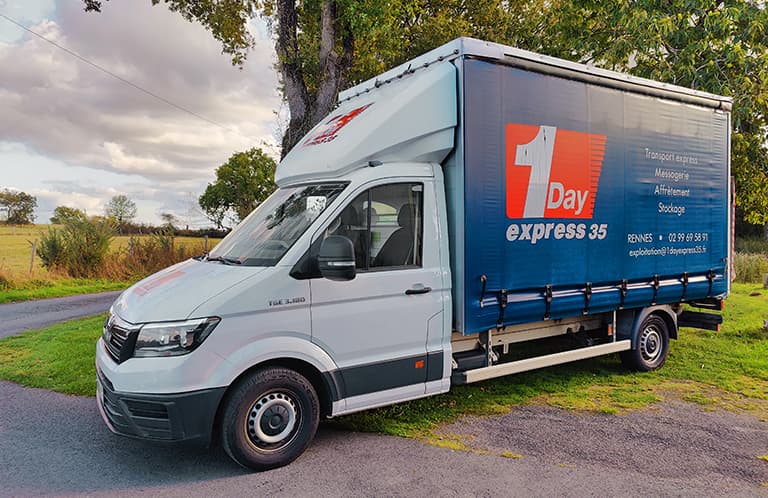 1 Day Express 35, fourgon baché léger pour livraison rapide, hayon